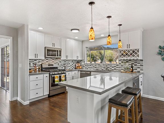 2nd image of 18509 Murphy Ct