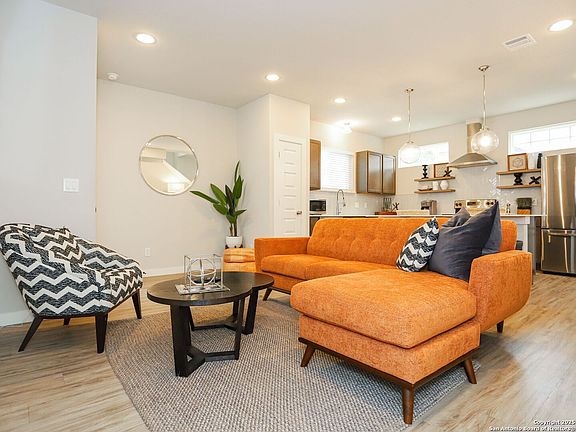 4th image of 230 Lucas #102