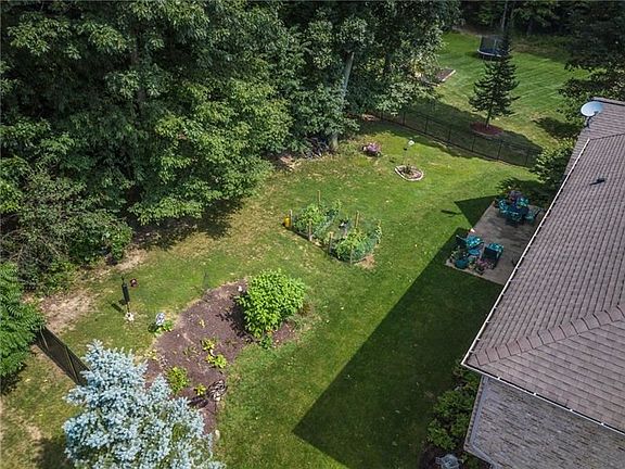 3rd image of 152 Oakview Dr