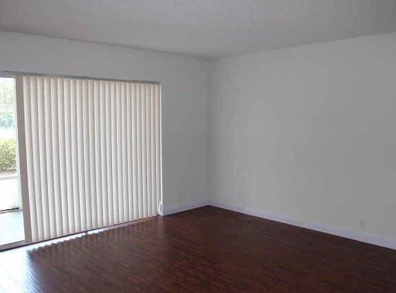4th image of 1036 The Pointe Dr