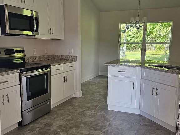 4th image of 577 NW Oakmont Way