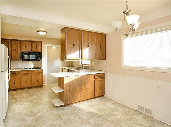 4th image of 2922 Clawson Ave