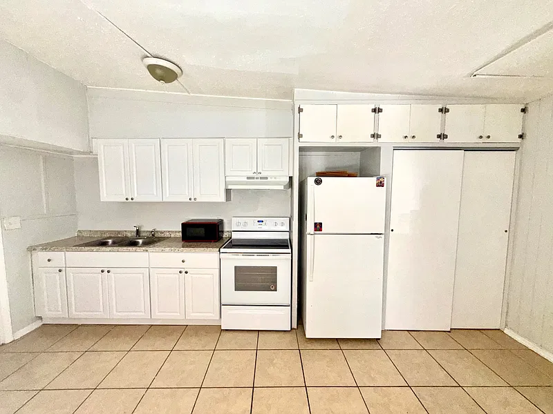 2 bed, 1.0 bath, 700 sqft, $1,300 — Photo 2
