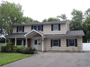 23 Blue Spruce Ln, Commack, NY 11725