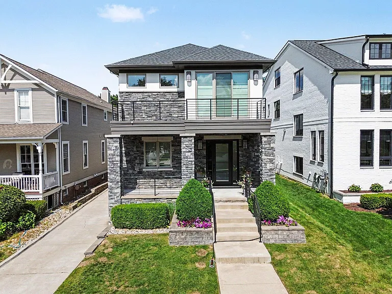 484 Park St — Photo 1