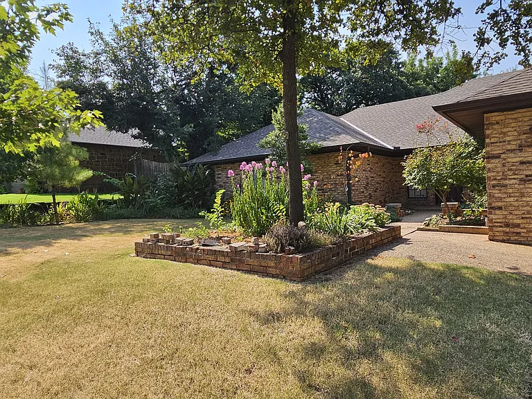 1006 Sunny Brook Dr — Photo 1