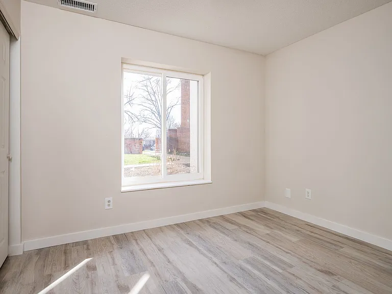 The Oaks Apartments — Photo 14