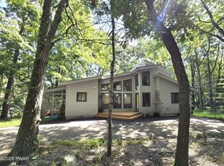 801 Tanager Ct, Hawley, PA 18428