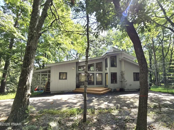 801 Tanager Ct, Hawley, PA 18428