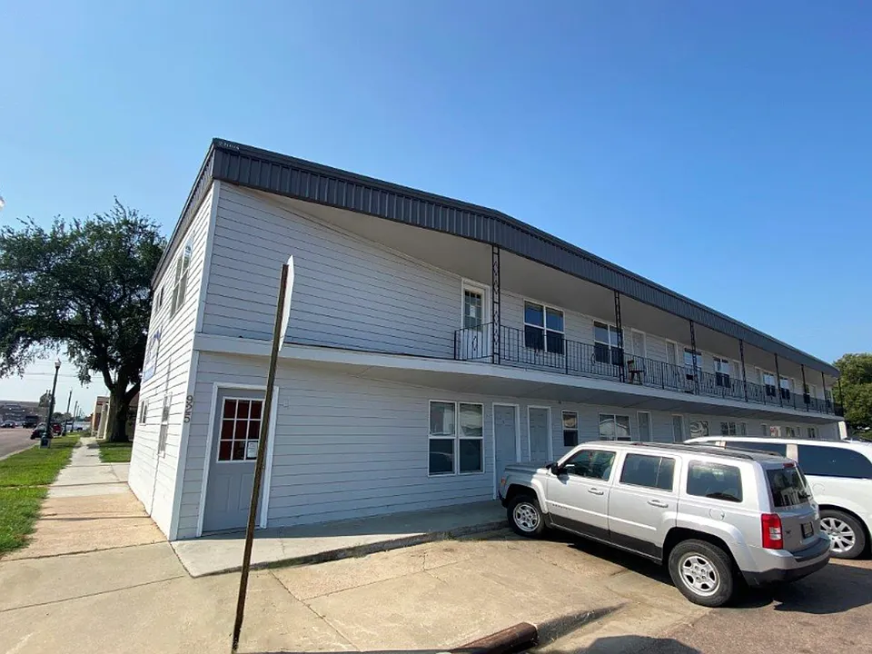 925 N Main St