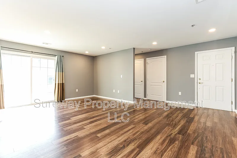 Building Photo - 8 Highbridge Ln