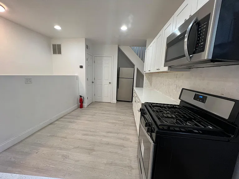 221 Poplar St #A — Photo 6