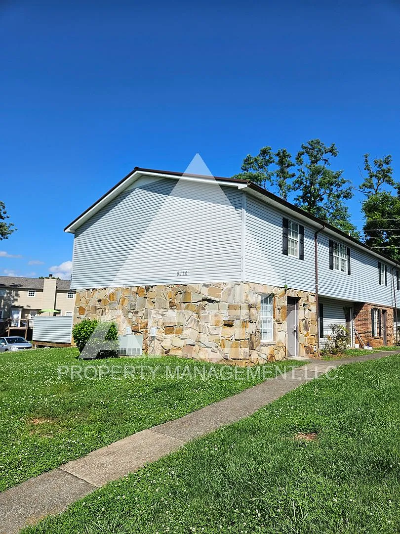 Convenient 2 Bd-1.5 Townhouse In West Knox Off Cedarbluff! — Photo 3