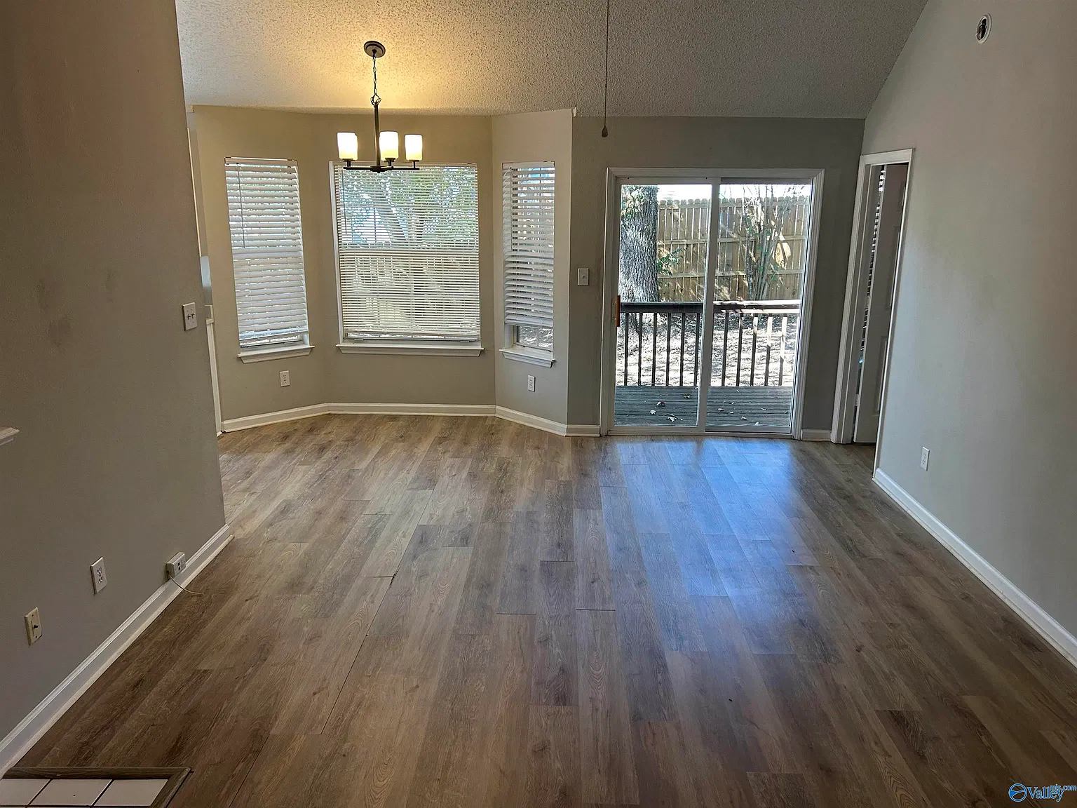 3 bed, 2.0 bath, 1067 sqft, $1,725 — Photo 4