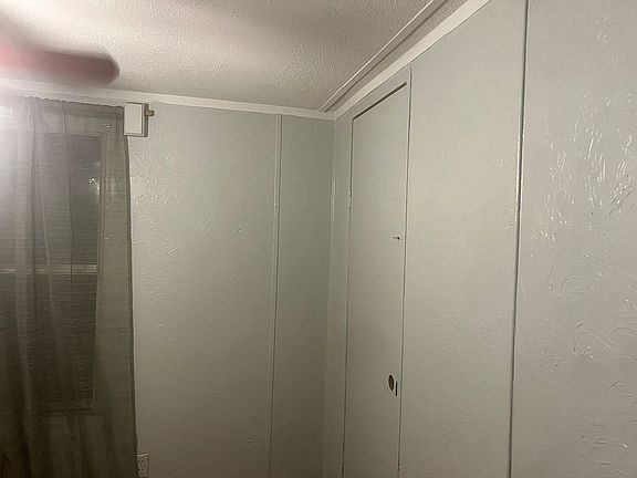 Newly paint Ceiling & Walls 