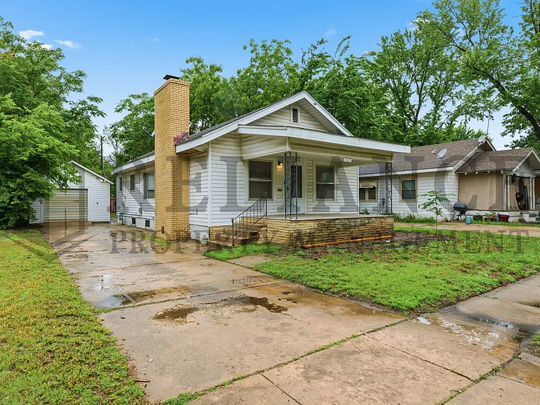1425 S Laura Ave — Photo 2