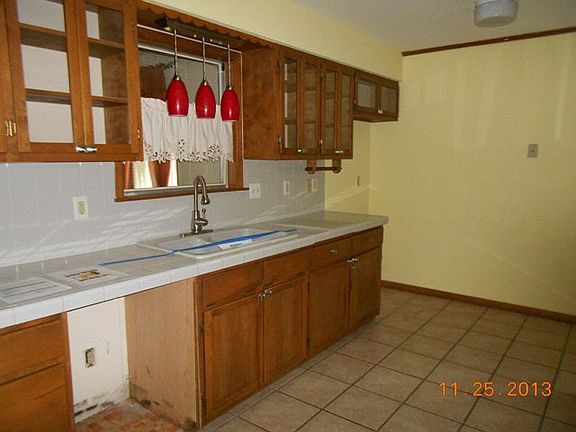 4th image of 703 W Austin St