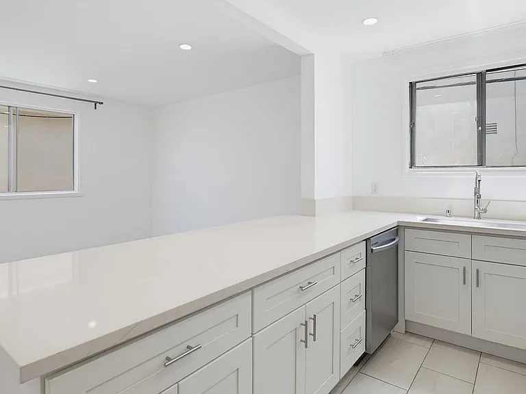 337 S Rexford Dr #8 — Photo 3