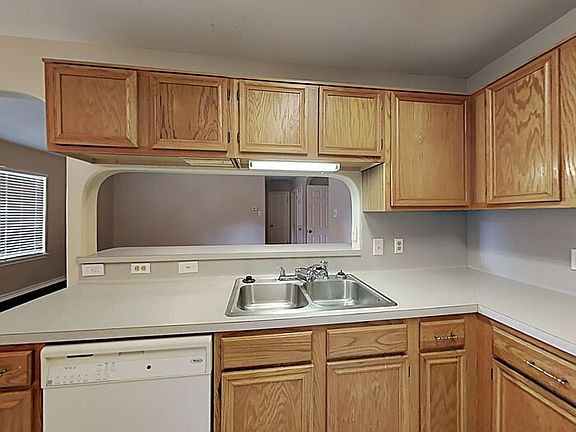 3rd image of 2814 Victoria Park Dr