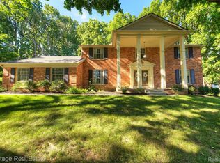 5850 Oakland Valley Dr, Rochester, MI 48306