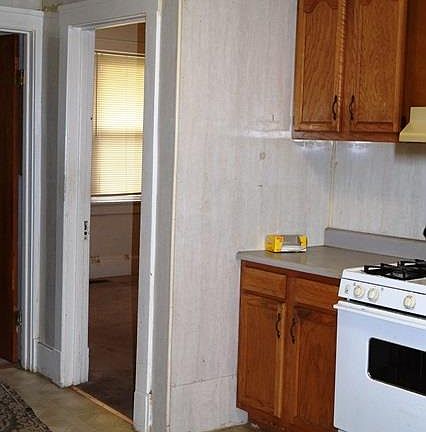 4th image of 327 E Frye Ave