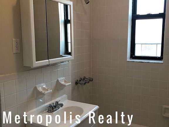 5th image of 2314 28th St APT B1