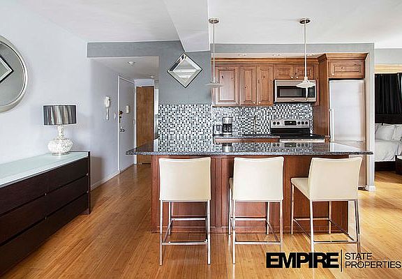 4th image of 150 W 51st St APT 1207