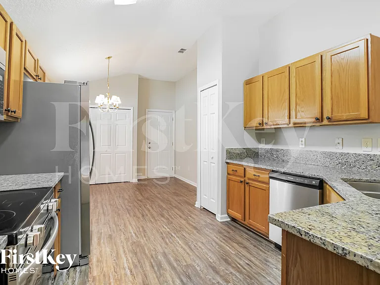 489 Mackenzie Cir — Photo 9