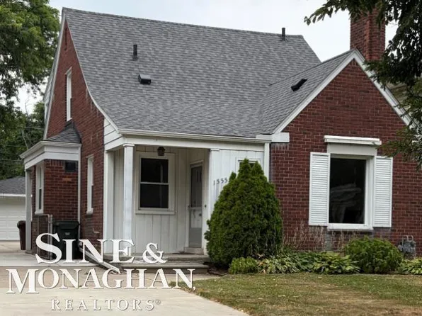 1555 Anita Ave, Grosse Pointe Woods, MI 48236