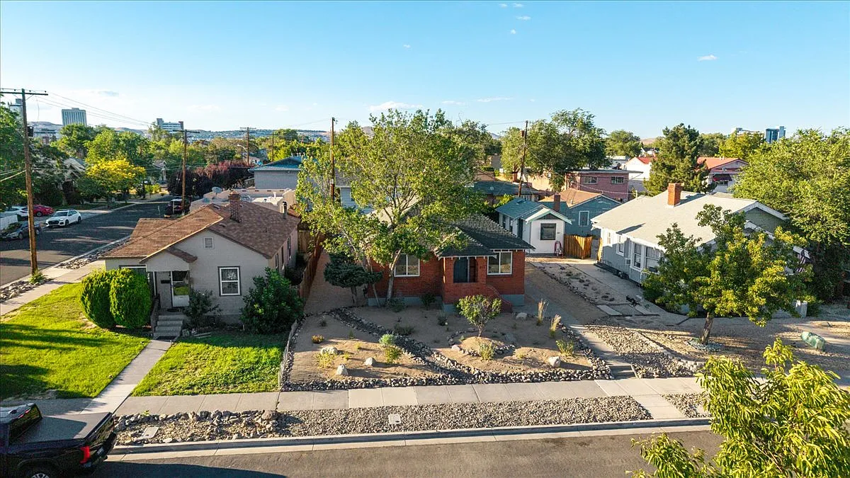3 bed, 1.5 bath, 1148 sqft, $2,800 — Photo 2