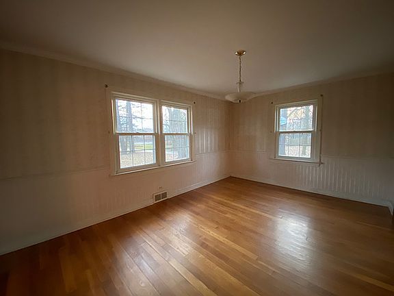 3rd image of 305 W Hawthorne Ln