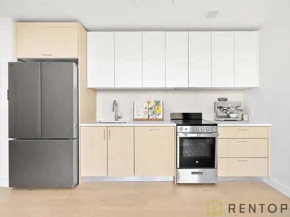 555 West 45th Street image 3 of 27