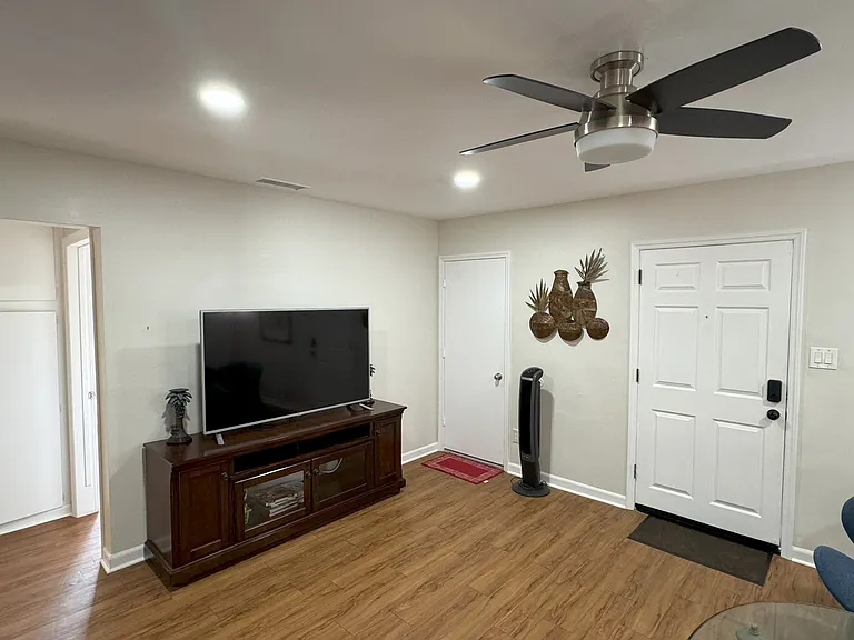 319 N Clementine St — Photo 2