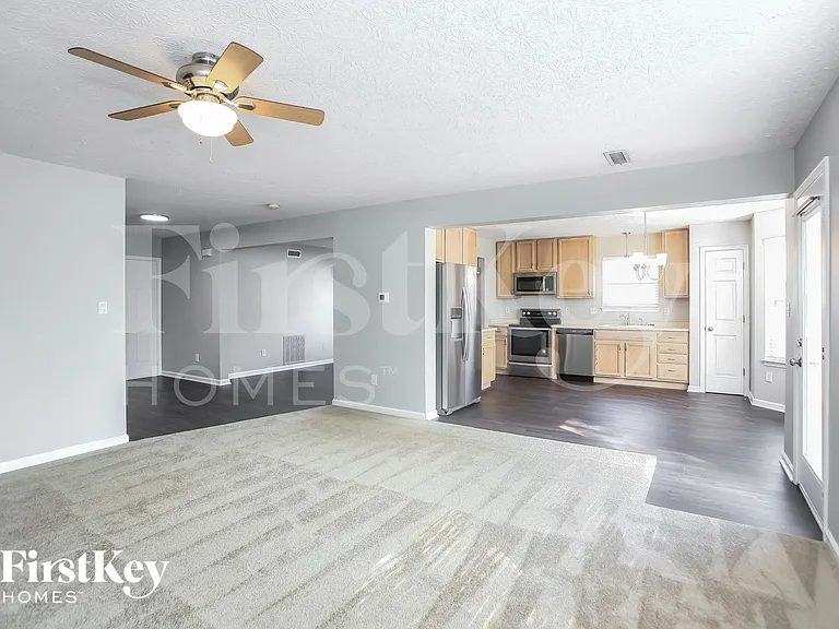 461 E Clear Lake Ln — Photo 2