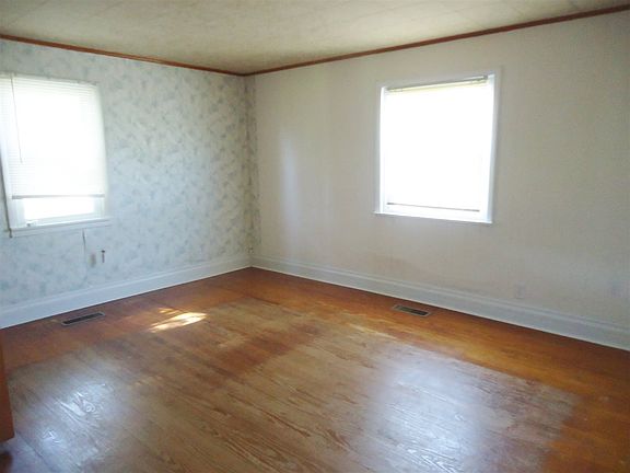 4th image of 321 W Windsor St