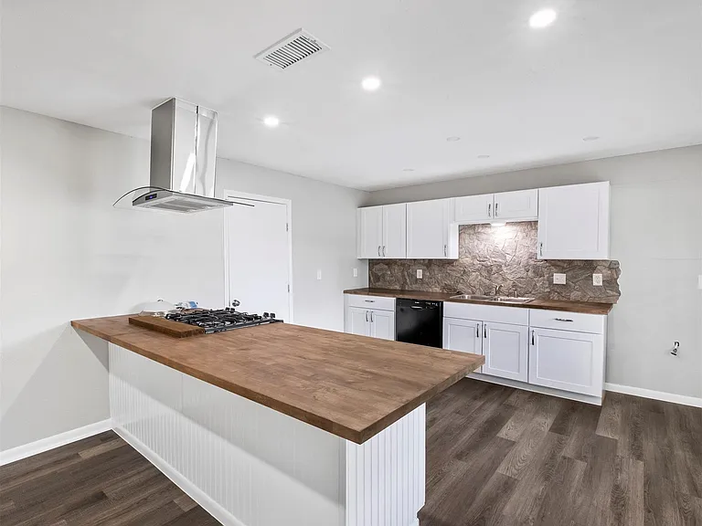 6421 Teluco St — Photo 4