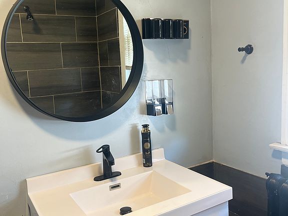 2nd image of 237 W 114th St #2
