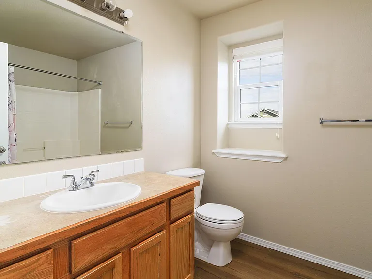 335 E Moskee St — Photo 15