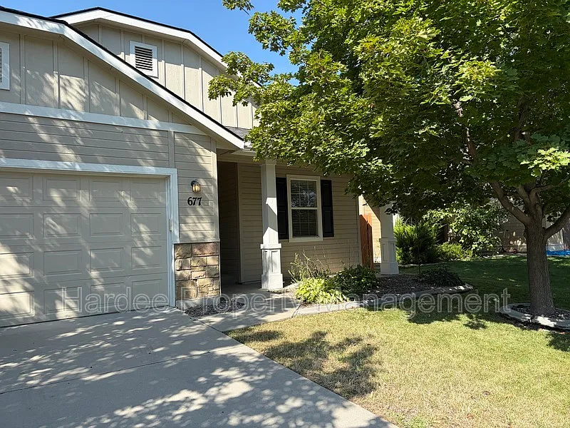 3 bed, 2.0 bath, 1696 sqft, $2,195 — Photo 2
