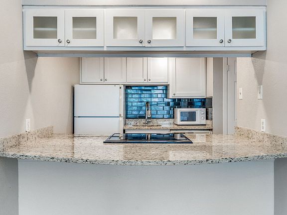 5th image of 3827 Gilbert Ave #209