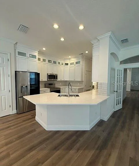 912 Waterside Dr — Photo 2