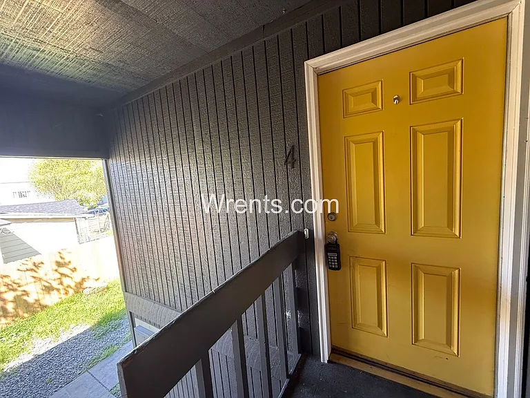1718 W Boone Ave — Photo 2