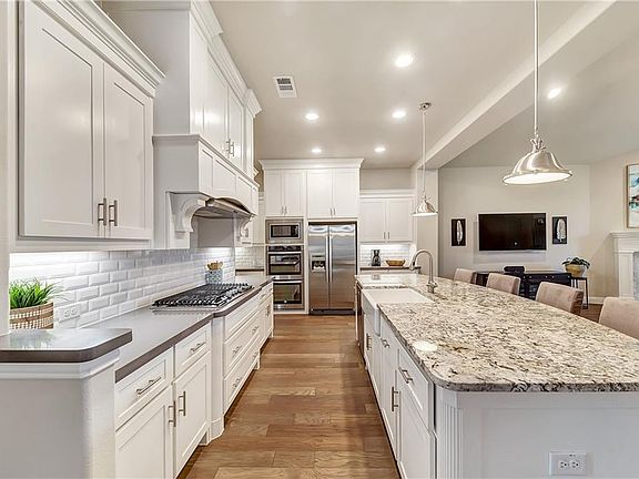 3rd image of 1109 Broadmoor Way