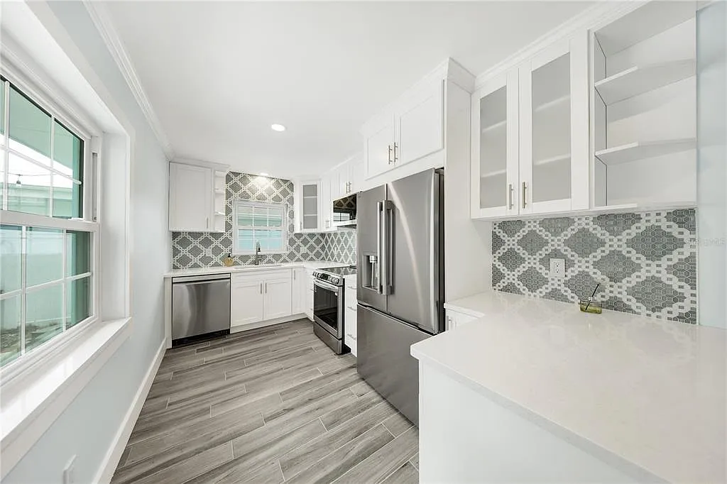 3 bed, 2.0 bath, 1297 sqft, $6,000 — Photo 4
