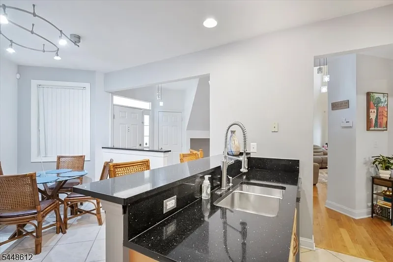 3 bed, 2.5 bath, $4,700 — Photo 4