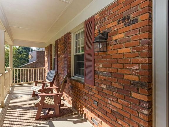 Lovely front porch!