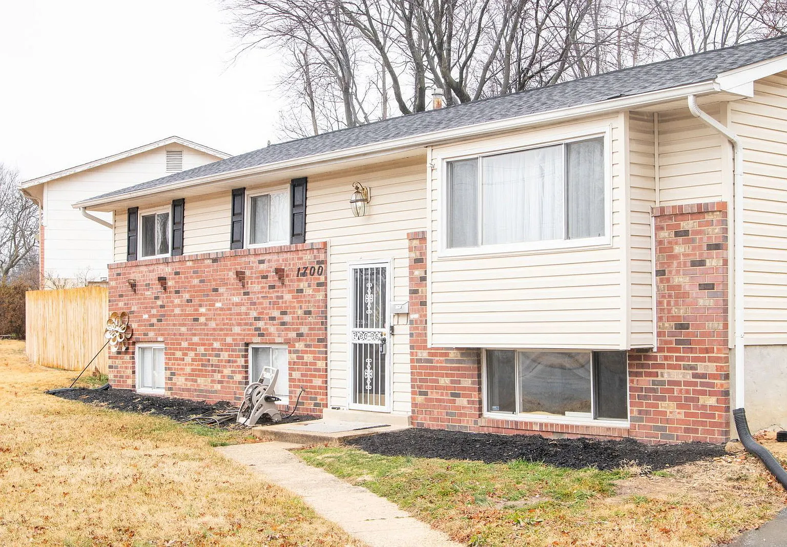 5 bed, 2.0 bath, 1135 sqft, $3,300 — Photo 1