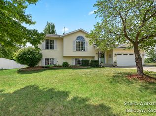 322 Riverwood Dr, Middleville, MI 49333