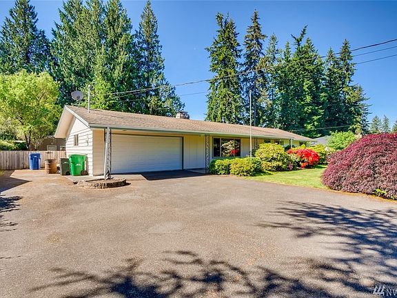 Driveway offers plenty of parking as well as a place to park the RV! 
