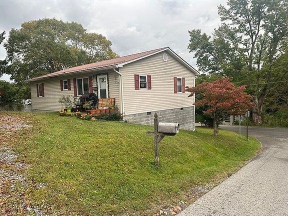 4th image of 136 Lively St